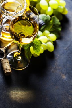 Bir bardak beyaz şarap