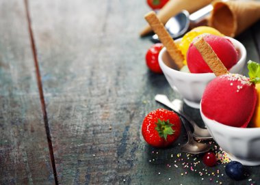 İki dondurma kaşık toz kase gofret 