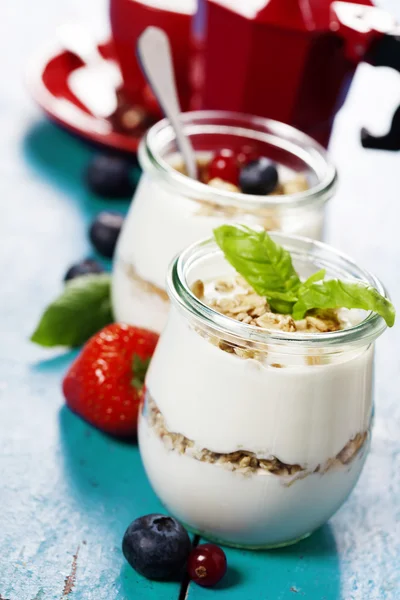 Healthy breakfast - yogurt with muesli and berries - health and — Stock Photo, Image