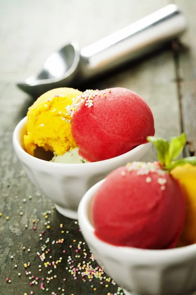 ウェーハの鉢に 2 つのアイス クリーム スクープ — ストック写真