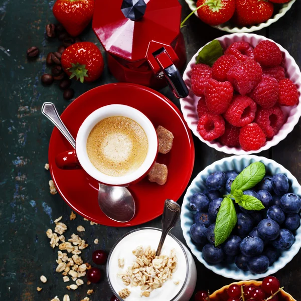 Café da manhã saudável - iogurte com muesli e bagas - saúde e — Fotografia de Stock