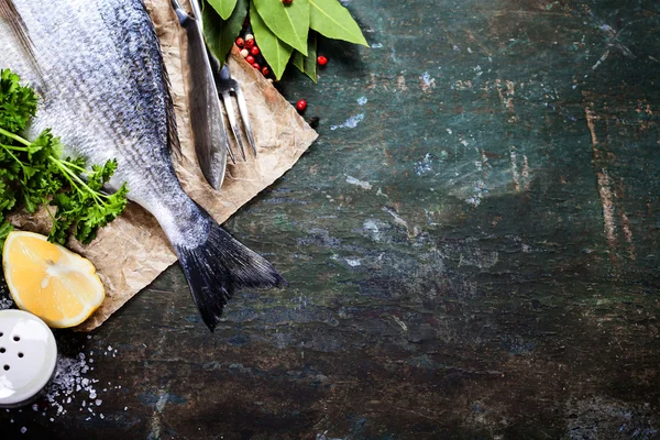 Fundo alimentar com peixe e vinho — Fotografia de Stock