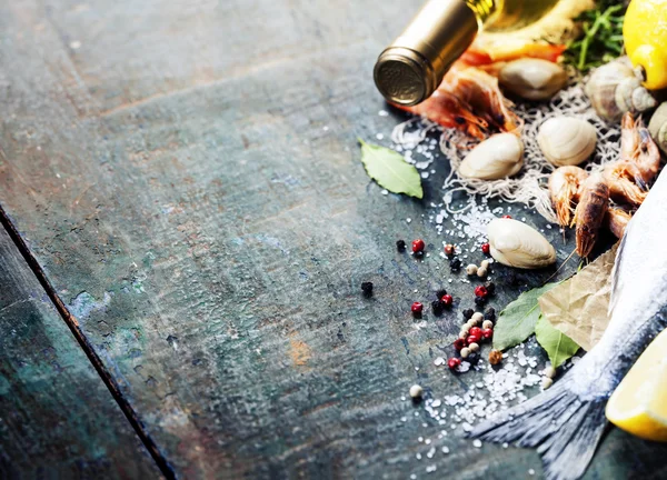 Latar belakang makanan dengan makanan laut dan anggur — Stok Foto
