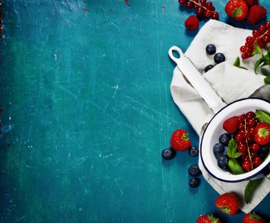 Ahşap arka plan üzerinde taze çilek. Çilek, ahududu bir