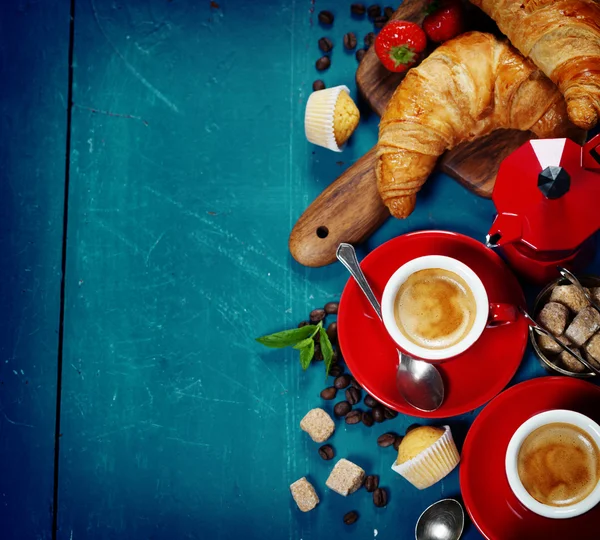 Ontbijt met koffie, croissants en bessen — Stockfoto