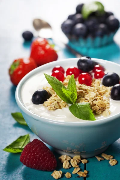 Gezond ontbijt - yoghurt met muesli en bessen — Stockfoto