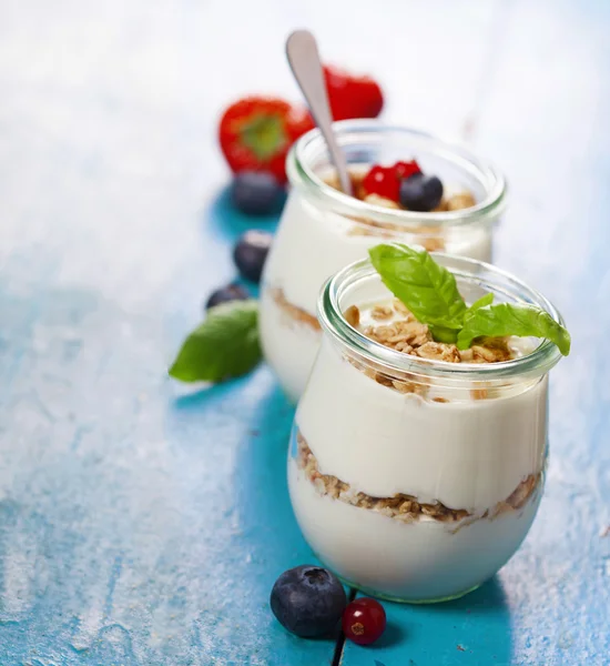 Café da manhã saudável - iogurte com muesli e bagas — Fotografia de Stock