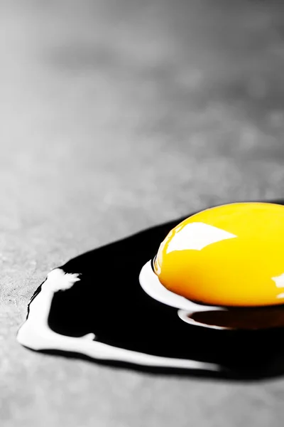 Raw egg — Stock Photo, Image