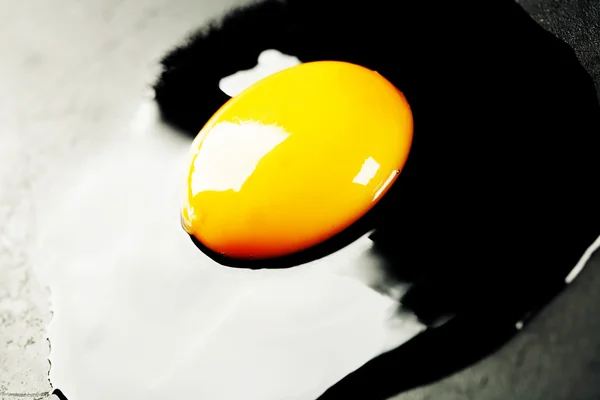 Frisches Ei auf dunklem — Stockfoto