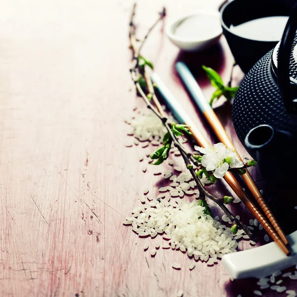 Çin çay seti ve yemek çubukları — Stok fotoğraf