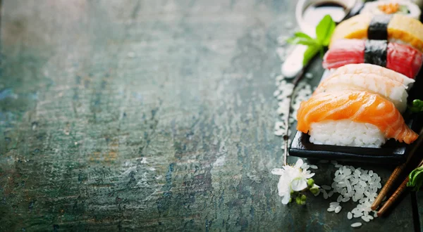 Sushi met stokjes — Stockfoto