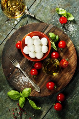 kiraz domates, fesleğen yaprağı, mozzarella peyniri ve zeytinyağı f