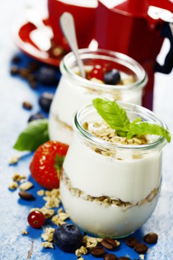 Sağlıklı kahvaltı - Yoğurtlu müsli ve çilek - sağlık ve 