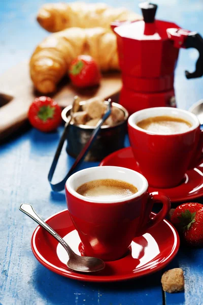Frukost med kaffe, croissanter och bär — Stockfoto