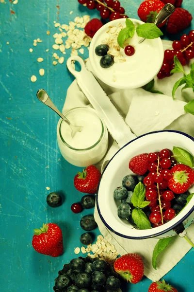 Gezond ontbijt - yoghurt met muesli en bessen — Stockfoto