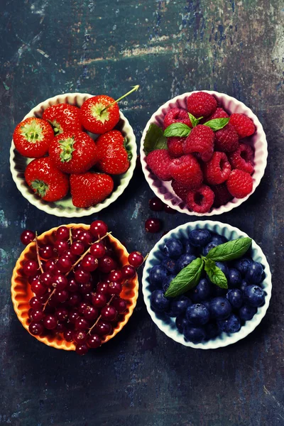 木製の背景に新鮮な果実。イチゴ、ラズベリー、 — ストック写真