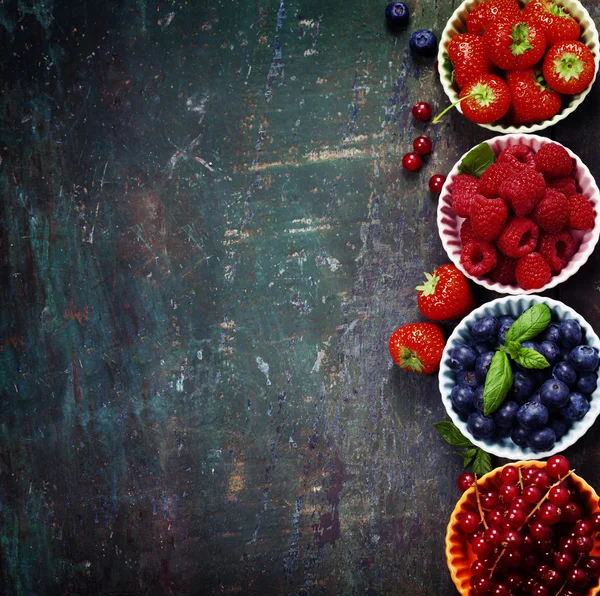 Bayas frescas sobre fondo de madera. Fresas, frambuesas y —  Fotos de Stock