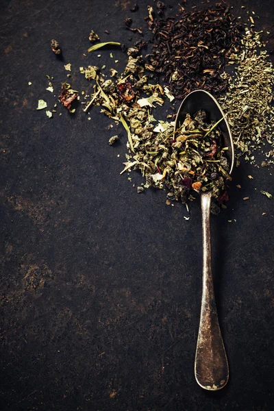 Té fresco en una cuchara —  Fotos de Stock