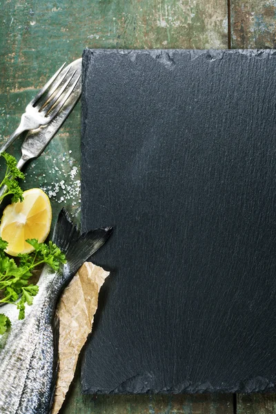 食べ物の背景に魚、ワイン — ストック写真