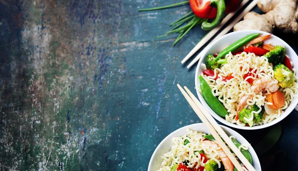 Tagliatelle cinesi con verdure e gamberetti — Foto Stock