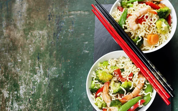 Fideos chinos con verduras y camarones — Foto de Stock