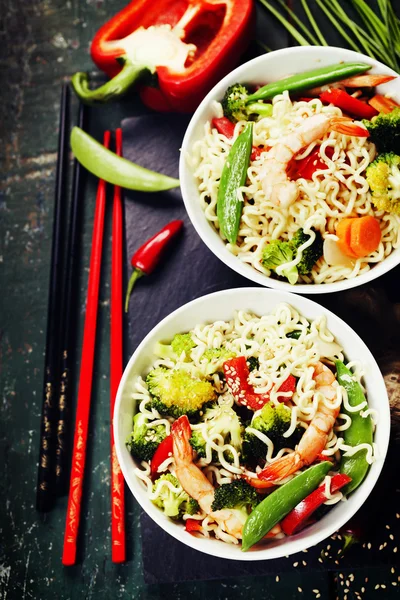 Fideos chinos con verduras y camarones —  Fotos de Stock