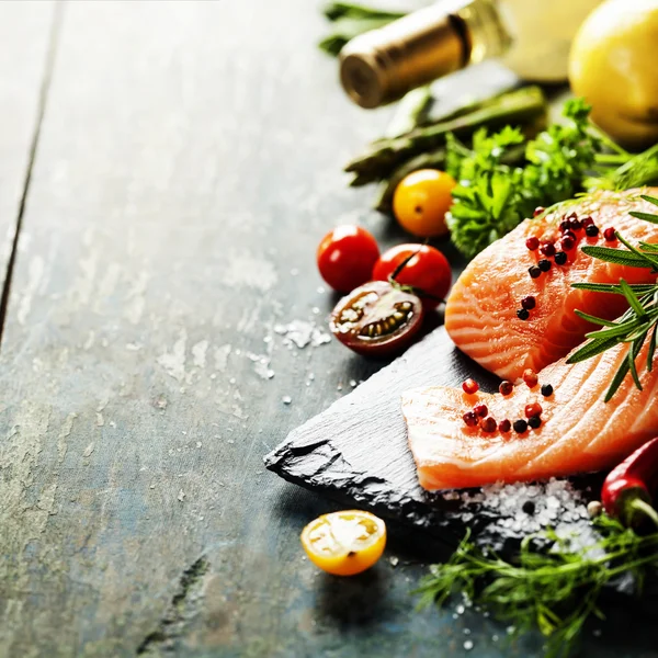 Köstliche Portion frisches Lachsfilet mit aromatischen Kräutern, — Stockfoto