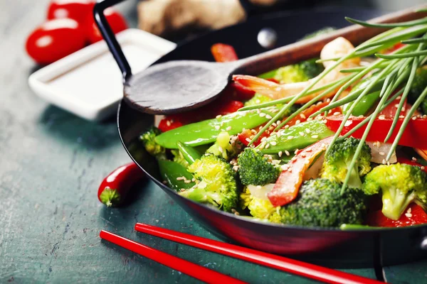 Colorful stir fry in a wok — Stock Photo, Image