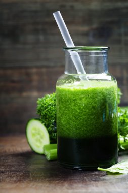 Taze organik yeşil smoothie - Detoks, diyet ve sağlıklı gıda konsantrasyon