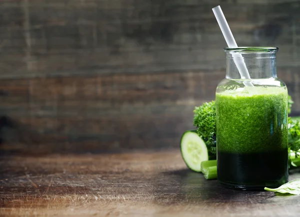Verse biologische groene smoothie - te detox, voeding en gezond voedsel conc — Stockfoto