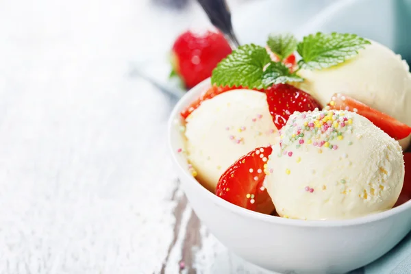 Vaniljglass med färska jordgubbar — Stockfoto