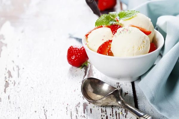 Vanilleeis mit frischen Erdbeeren — Stockfoto