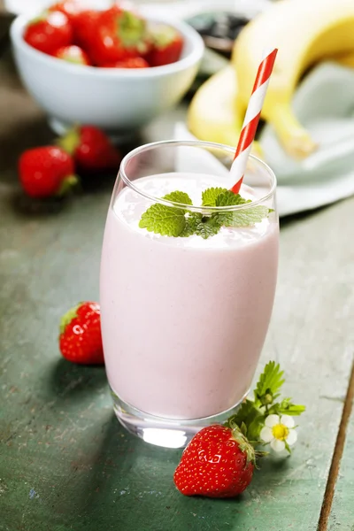 Een glas aardbeiensmoothie. — Stockfoto