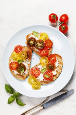 Domates ve fesleğen sandviç