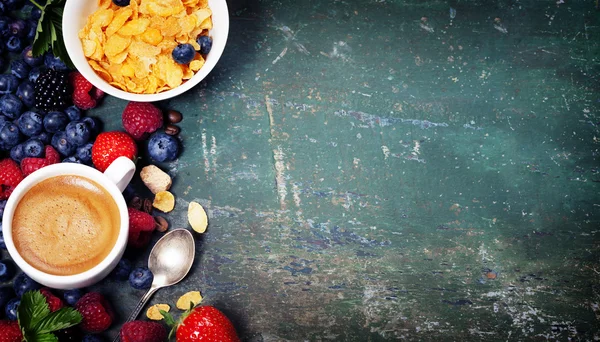 Сніданок з кавою, кукурудзяними пластівцями, молоком та ягодами — стокове фото