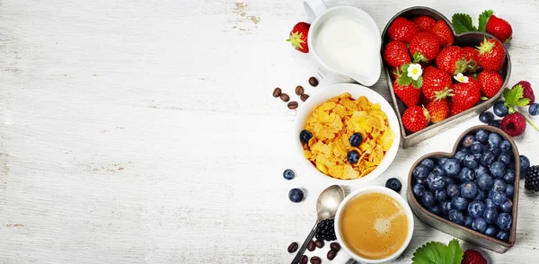 Desayuno con café, copos de maíz, leche y bayas — Foto de Stock