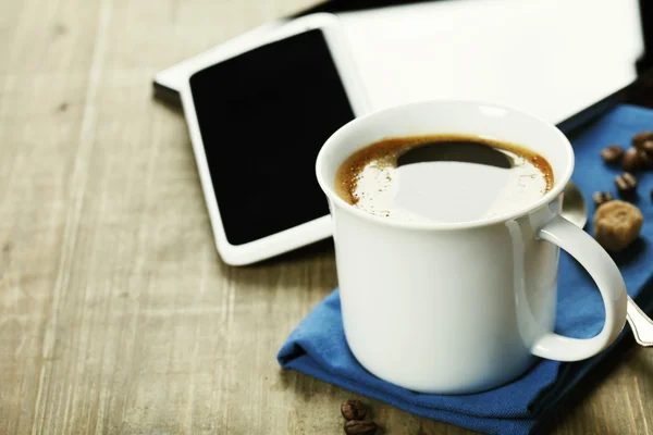 Filiżankę kawy z komputer typu tablet cyfrowy i inteligentny telefon — Zdjęcie stockowe