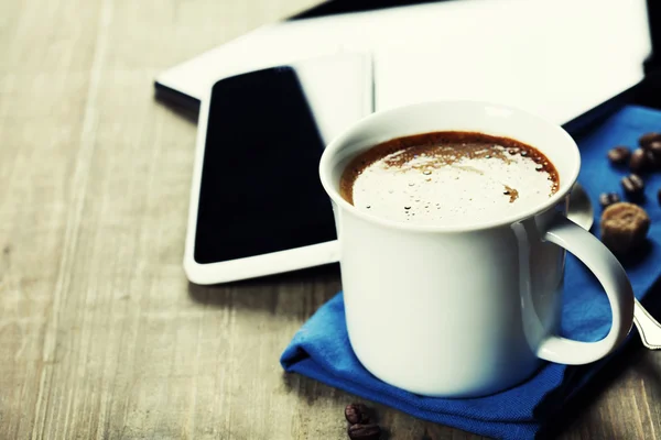 Tasse de café avec tablette numérique et téléphone intelligent — Photo