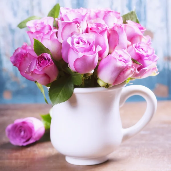 Ροζ τριαντάφυλλα σε μια κατσαρόλα — Φωτογραφία Αρχείου