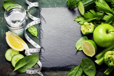 Taze yeşil sebze ve ölçüm bandı