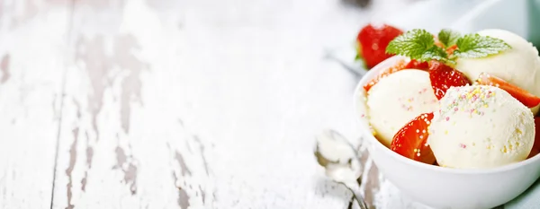 Ванільне морозиво зі свіжою полуницею — стокове фото