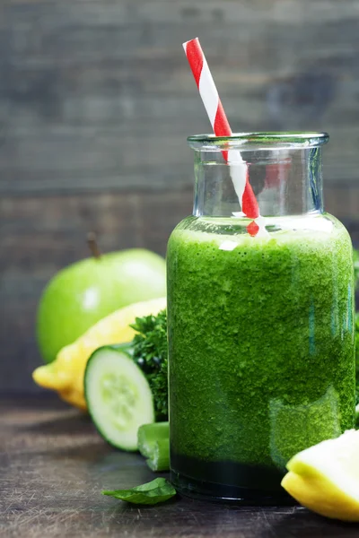 Fresh organic green smoothie - detox, diet and healthy food conc — Stock Photo, Image