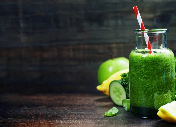 Smoothie verde orgânico fresco - desintoxicação, dieta e alimentos saudáveis — Fotografia de Stock