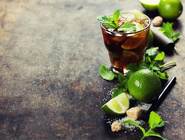 Pić świeży mojito — Zdjęcie stockowe