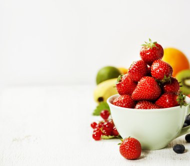 Taze çilek ve meyve