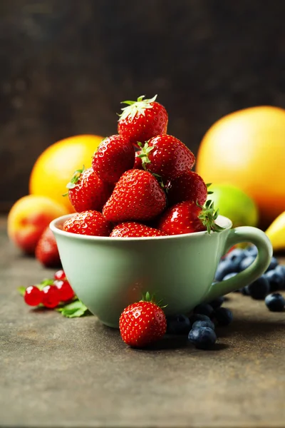 Fresas y frutas frescas — Foto de Stock