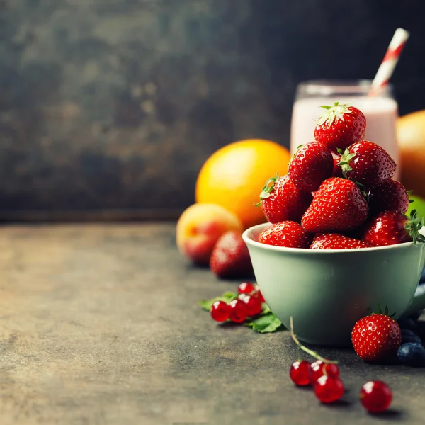 Morango fresco, smoothie e frutas — Fotografia de Stock