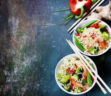 Karides ve sebze ile Çin eriştesi