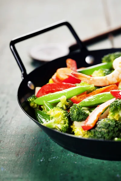 Färska grönsaker och räkor på pan — Stockfoto