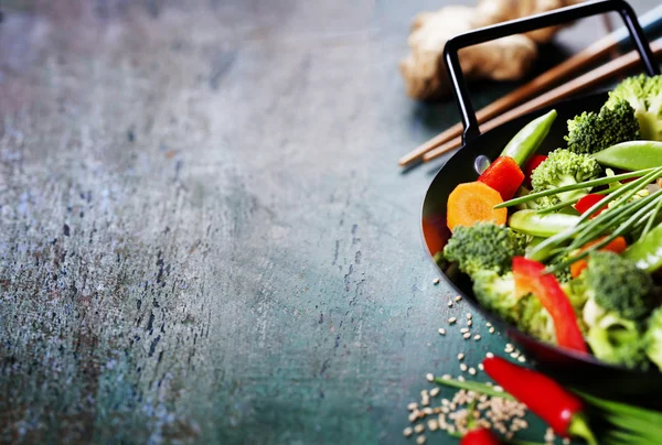 Kinesiska köket. Wok matlagning grönsaker. — Stockfoto